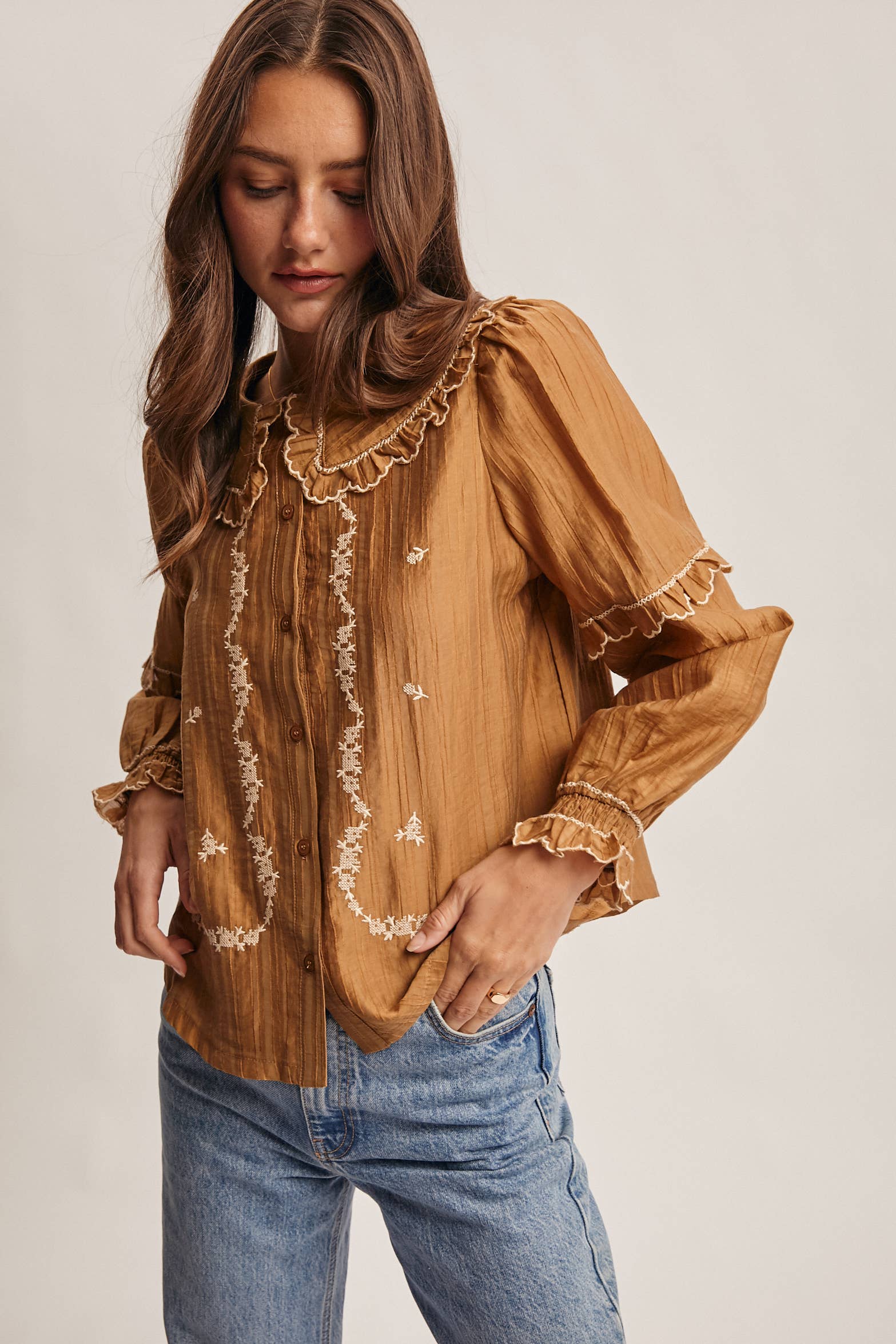 Forte – wholesale Blus - Dam – Broderad blus i bomull med volangkrage FT00037