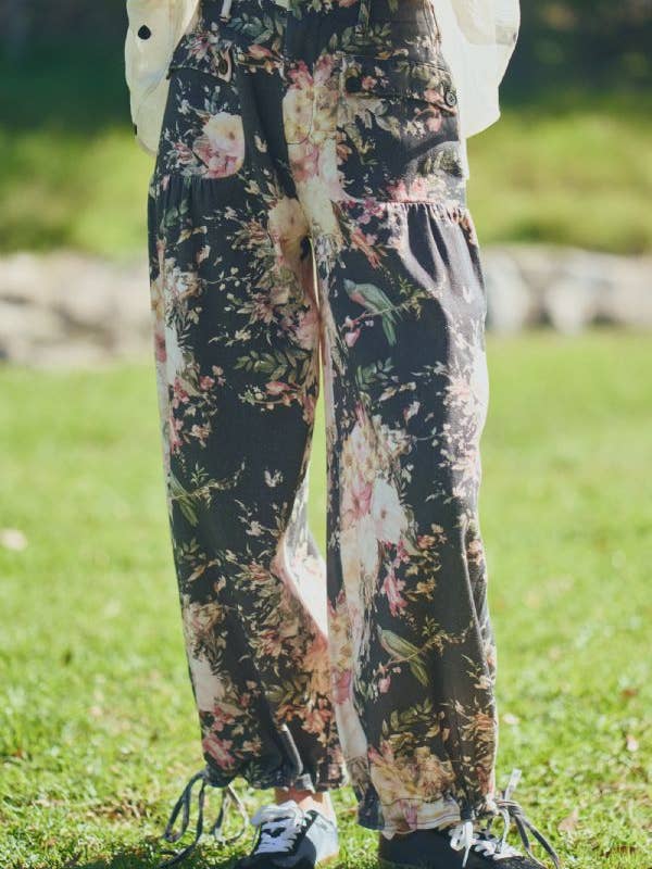 FLORALE BEDRUCKTE DENIM-HOSE MIT WEITEM SCHNITT UND MITTLERER HOHER TAILLE für den Großhandel von Davi & Dani