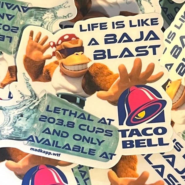 La vie est comme un autocollant en vinyle Baja Blast drôle, parodie de mèmes absurdes pour ordinateurs portables et bouteilles d'eau. pour la vente par Madkapp Stuff