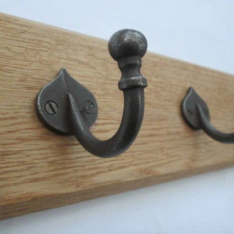 IronmongeryWorld - Venta al por mayor Ganchos de pared - Perchero con punta de lanza de hierro antiguo, 4 ganchos, 48 cm