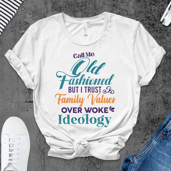 T-shirt Old Fashioned Family Values, maglietta con slogan anti-risveglio, camicia con messaggio in stile vintage, abbigliamento unisex per adulti, idea regalo per la vendita all'ingrosso da parte di FreakyTeeFactory
