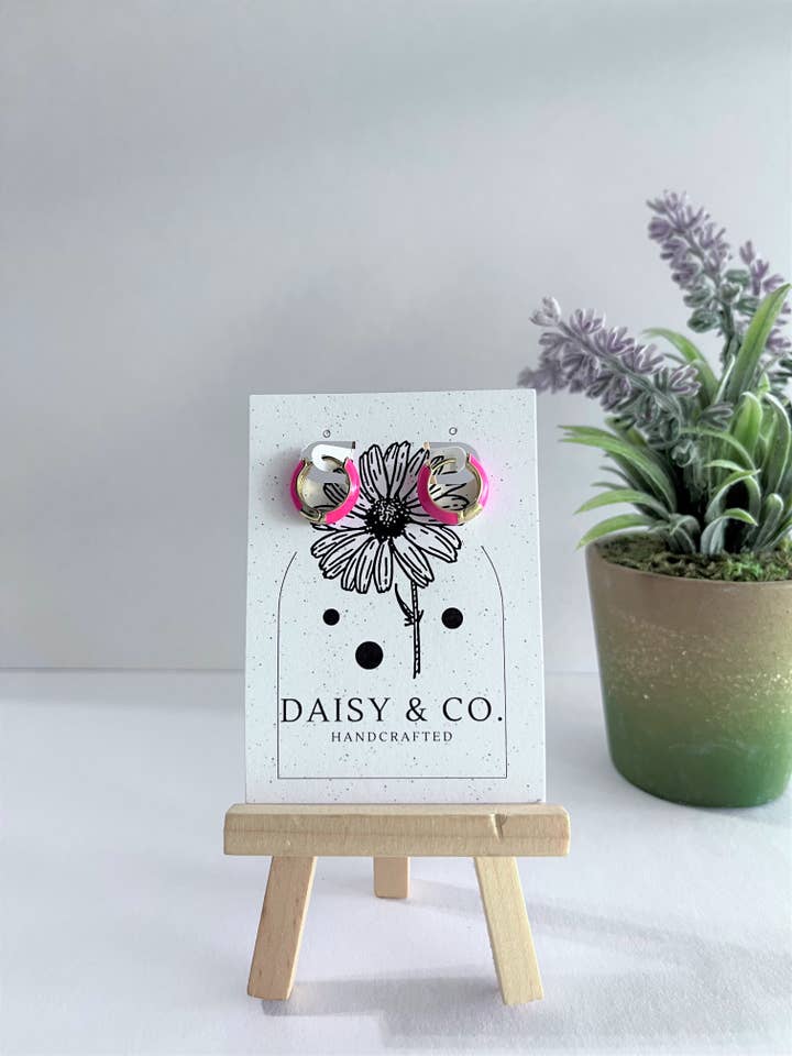 Huggie Fiesta Goldie, color rosa intenso para venta al por mayor de Daisy & Company