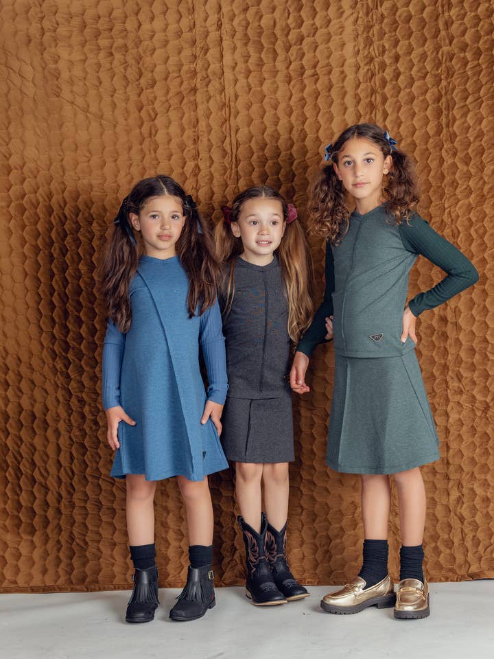 Top de canalé fino con cuello en V para venta al por mayor de Hush.Shop