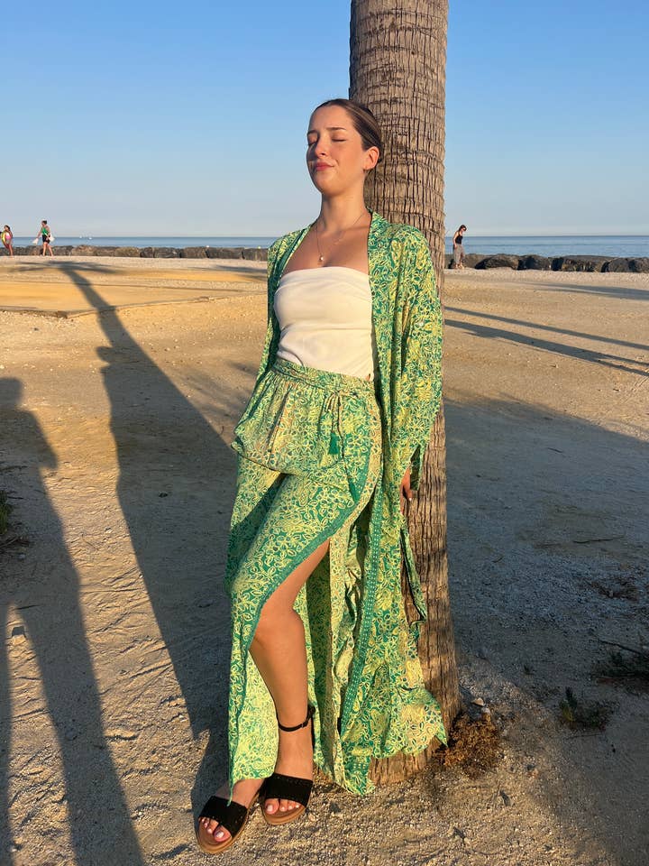 Langer Kimono mit Gürtel in 10 verschiedenen Farben für den Großhandel von Kinomy