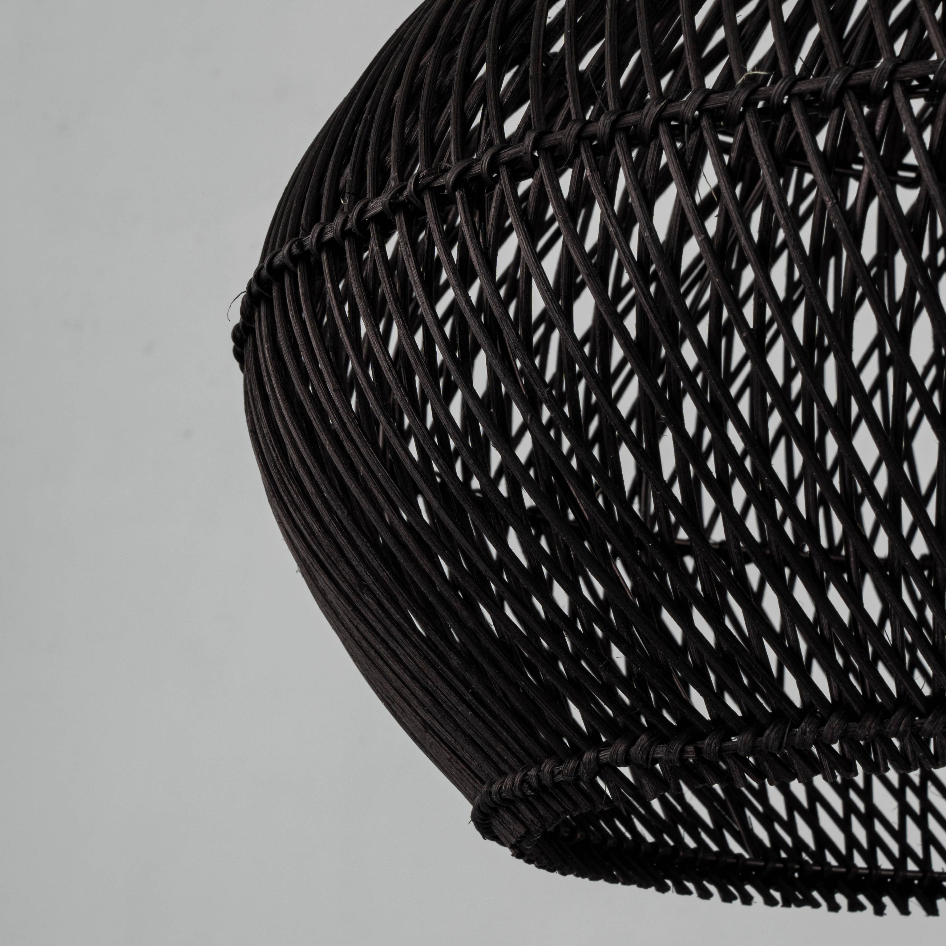 Noir Mat Grande lampe suspendue en rotin Coastal, plafonnier noir mat en vente sur Faire9