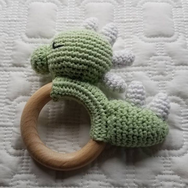 Hochet Bébé Dinosaure Vert Fait Main au Crochet pour la vente par D & C TOYS