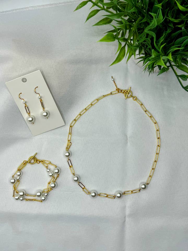 Ensemble de bijoux en perles et en or pour la vente par Elly Kate Designs