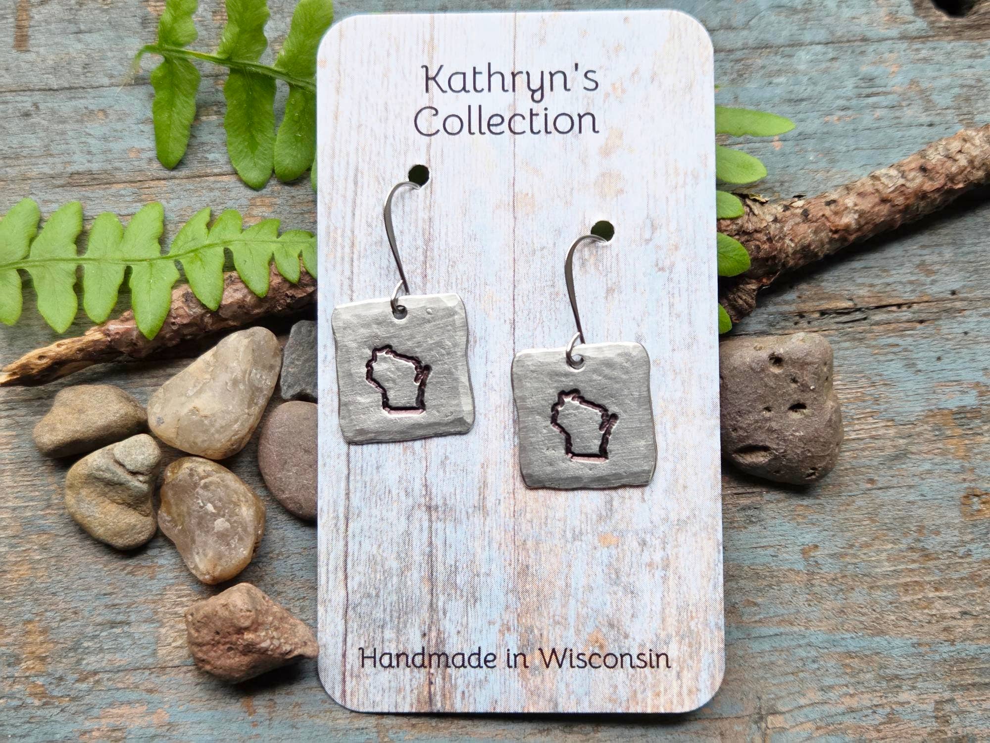 Kathryn's Collection - Vente Boucles d'oreilles pendantes - Boucles d'oreilles État du Wisconsin, étain estampé à la main3