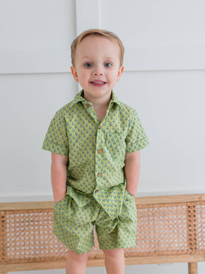 Yo Baby - Wholesale Top en short set - Kinderen - Sagegroen bedrukt jongensshirt en shortset3