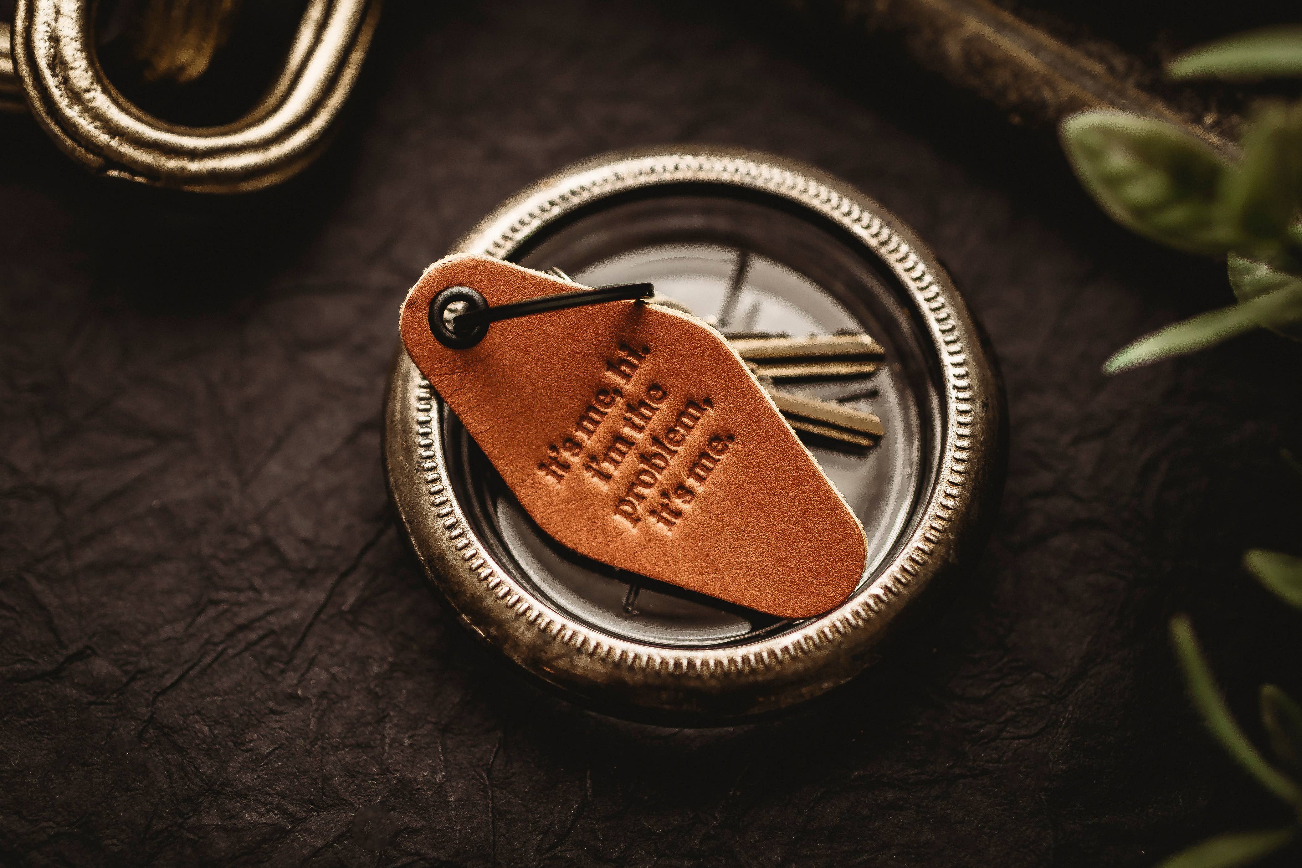 MisfitMadeGoods – Engroshandel Nøglering - Unisex – Taylor Swift Lyric Læder Motel nøglering