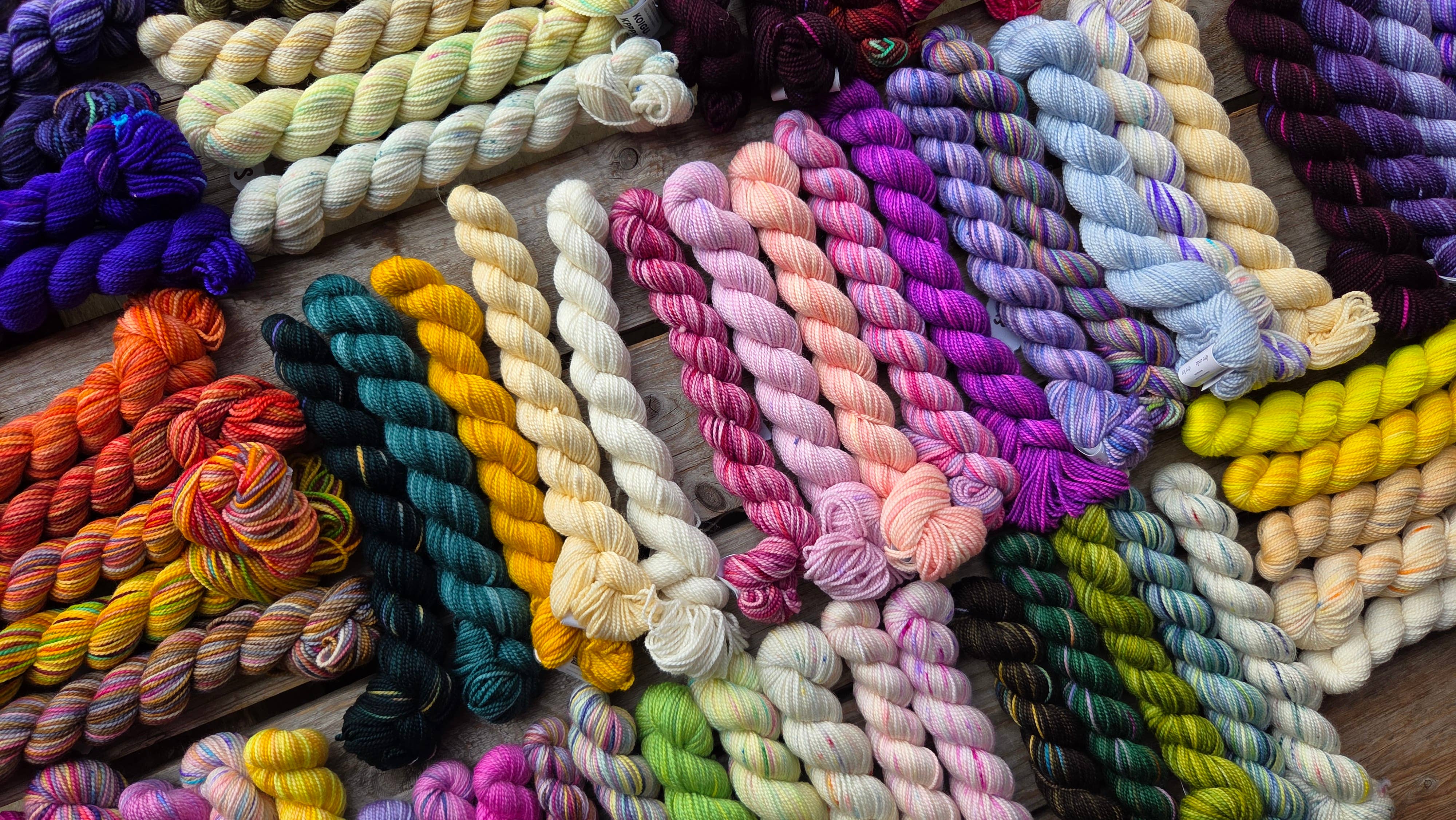 Koigu Wool Designs - Vente Fils à tricoter - Boîtes de Peinture de Fleurs Provinciales (ensembles de mini-écheveaux)15
