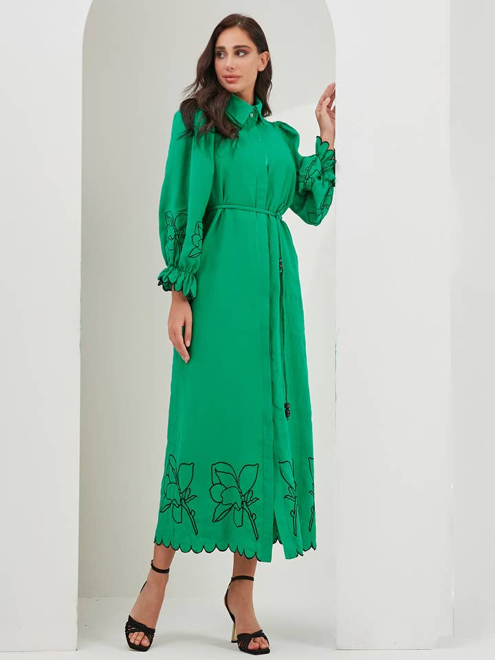 Robe longue ceinturée en lin lavé à 100 % avec broderie verte pour la vente par Store WF