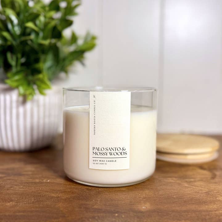 Palo Santo & Mossiga Skogar | 15 oz. Klar Burk Sojaljus för wholesale av Modern Roots Candle Co.
