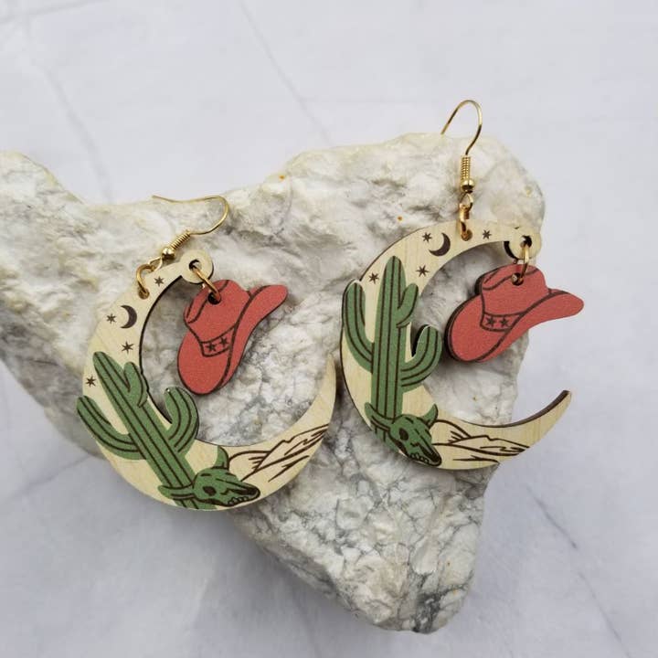 Brincos de Lua com Cacto Ocidental e Chapéu de Cowboy por atacado de The Pretty Jewellery