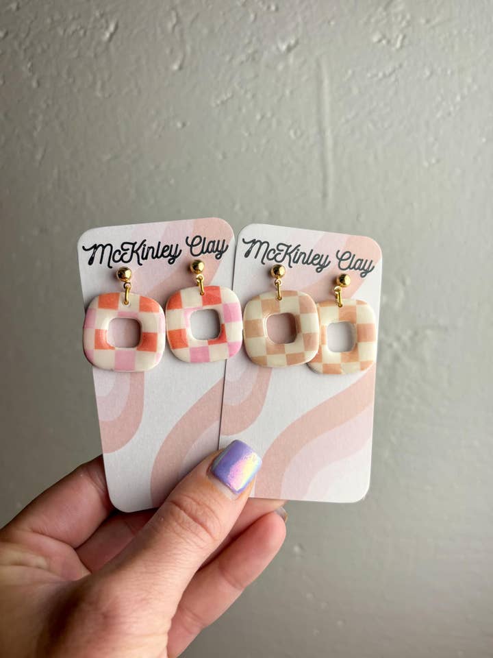 Créoles à damier minimalistes pour la vente par McKinley Clay