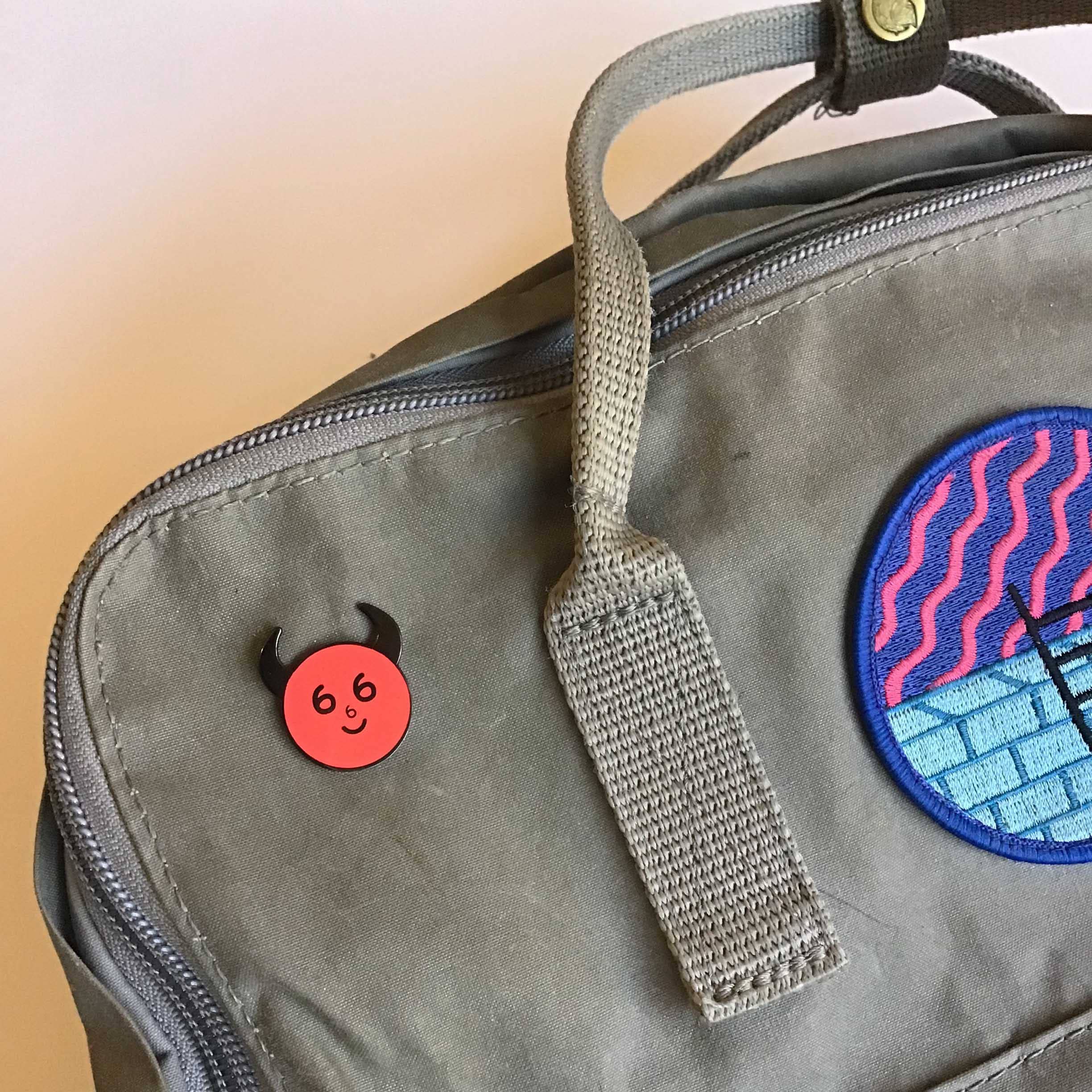 AMBIENT FRIEND – wholesale Nål och knapp för kavajslag – 666 DJÄVULEN pin2