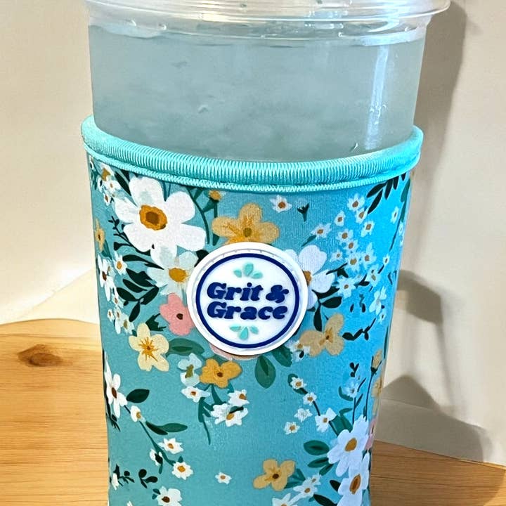 Porte-cafés glacés Champ de marguerites pour la vente par Grit & Grace Water Bottle Accessories