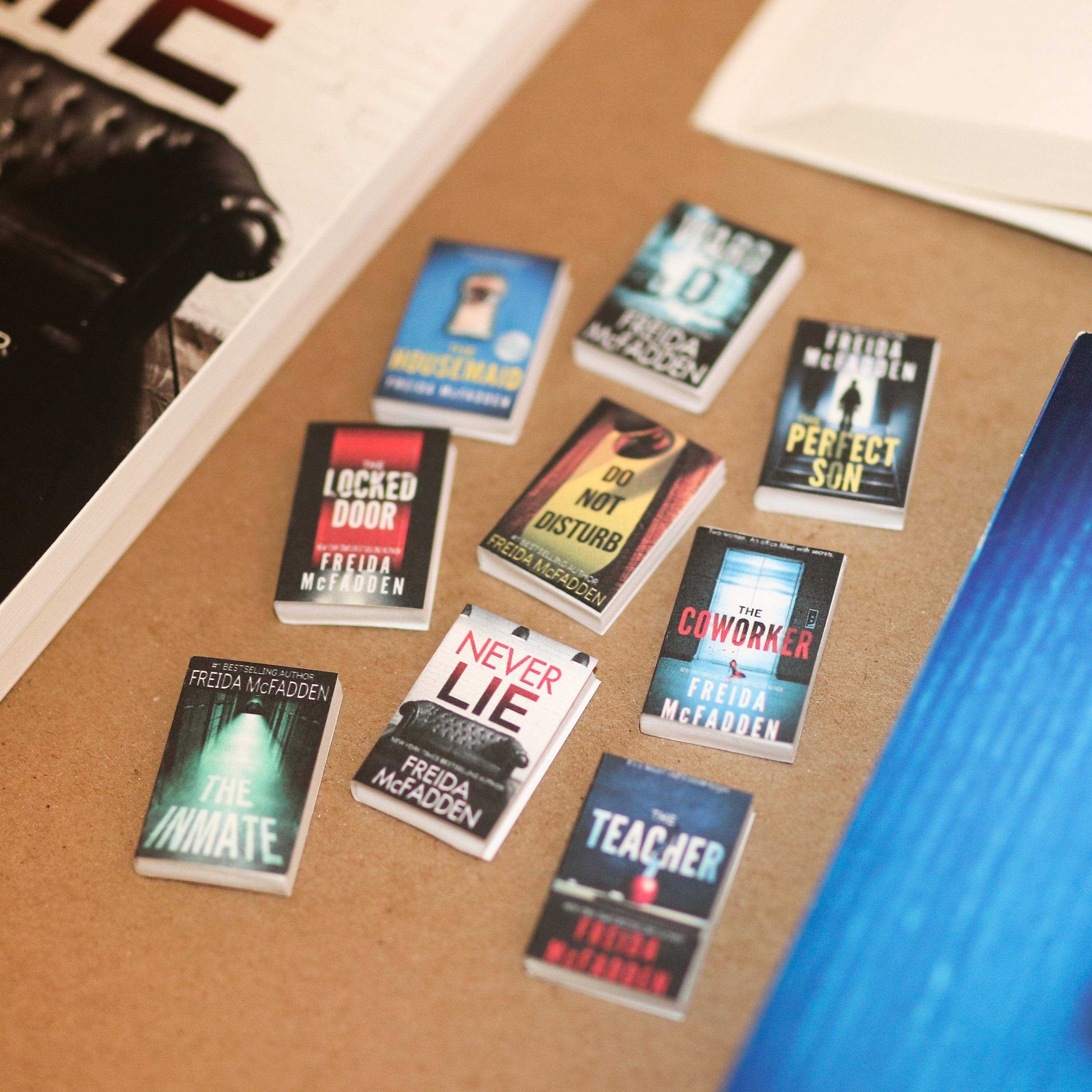 The Sticker Shop - Venta al por mayor Figura decorativa - Juego de libros de thriller y misterio de Freida McFadden en miniatura hechos a mano5