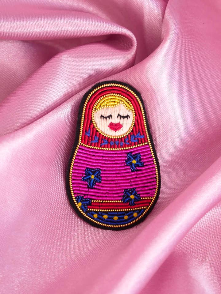 Broche Matriochka - Broderie Fait Main Cannetille pour la vente par MALICIEUSE