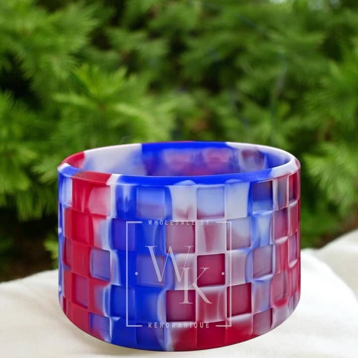 Stivale in silicone (a quadretti rosso, bianco e blu) per bicchieri e lattine di vetro da 40 oz popolari. per la vendita all'ingrosso da parte di Wholesale By Kendranique