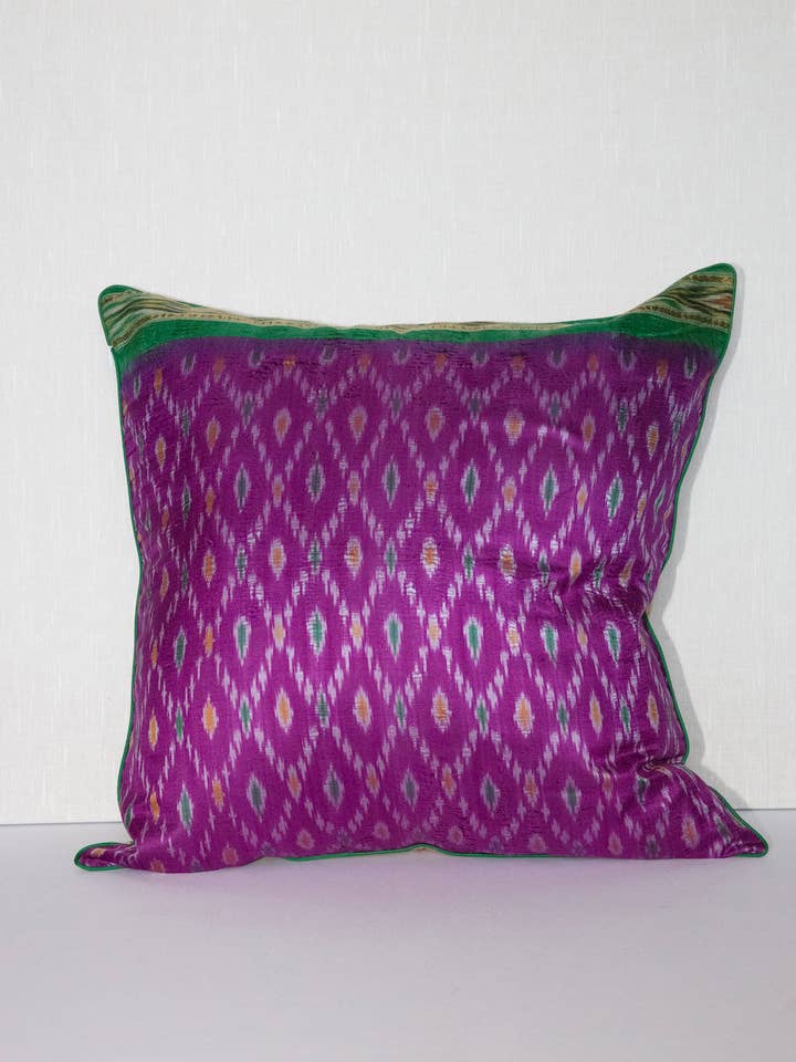 Housse de coussin Dewberry Vintage Silk Sari 20 x 20 pour la vente par Rameti studios