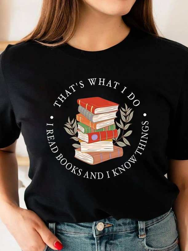 Camiseta "Leo Libros", Camiseta Gráfica con Frase para Amantes de los Libros para venta al por mayor de Boho Bloom Emporium