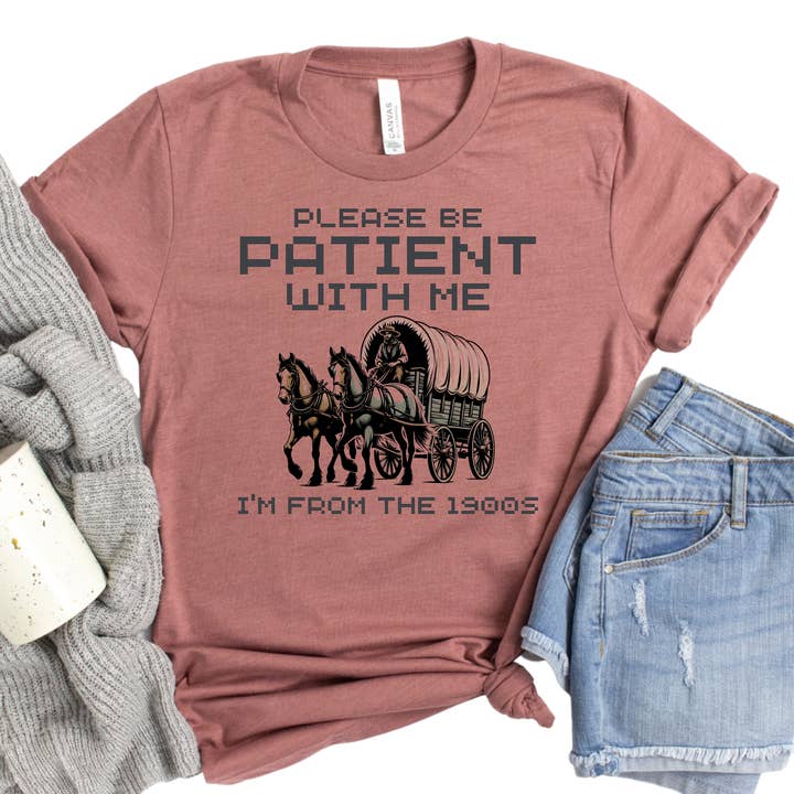 Veuillez être patient avec moi, je viens des années 1900 T-Shirt - T-Shirt drôle d'inspiration vintage - T-Shirt graphique - T-Shirt rétro Gen X - Jeu Oregon Trail pour la vente par Epic Life - Designed
