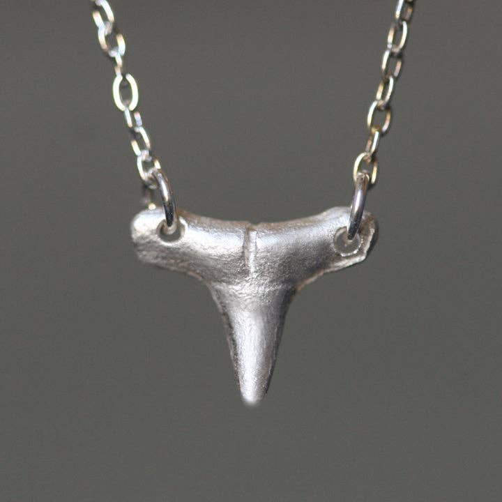 Baby Shark Tand Halskæde i Sterling Sølv for engroshandel hos Michelle Chang