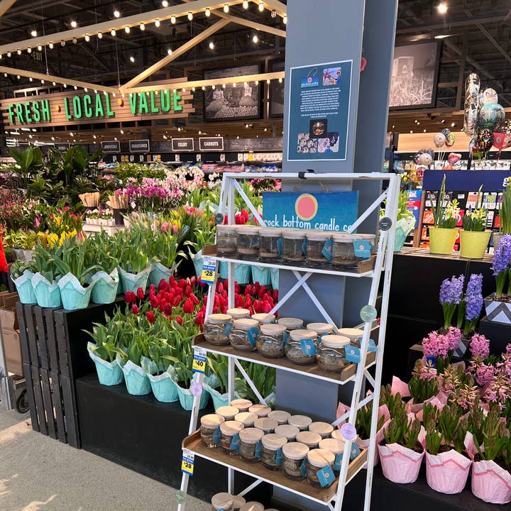 Leiterregal mit Beschilderung für den Großhandel von Rock Bottom Candle Company