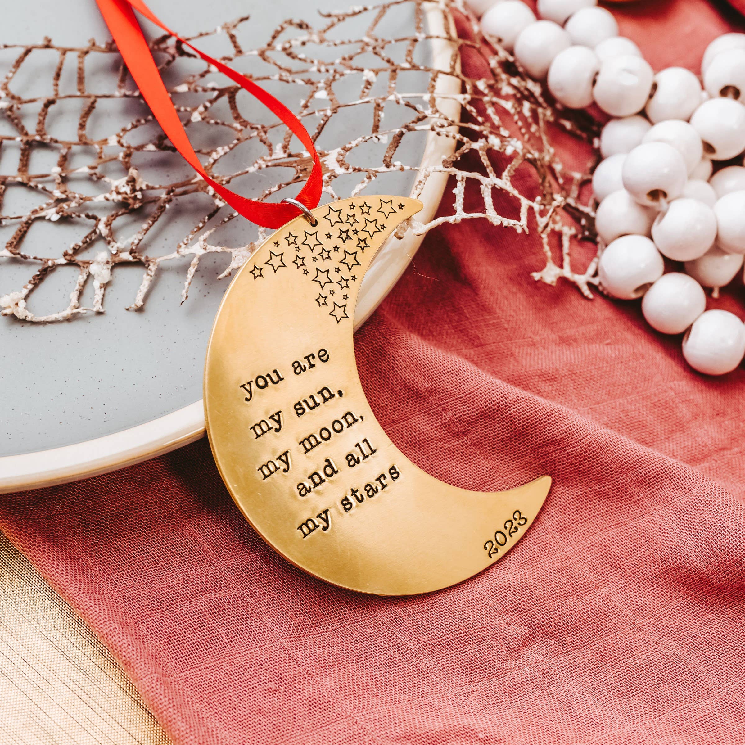 Salt and Sparkle – Großhandel Verzierung – „DU BIST MEINE SONNE, MEIN MOND UND ALLE MEINE STERNE“ Messing Mond Ornament1