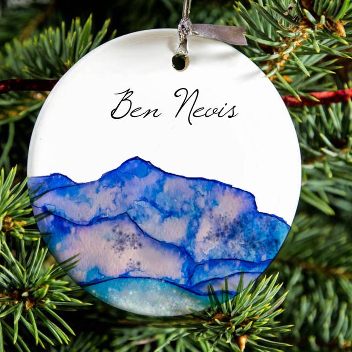Ornement à suspendre en porcelaine illustré Ben Nevis pour la vente par Go Your Own Way Apparel