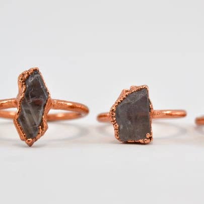 Daddy Daughter Jewelry – Großhandel Cocktail-/Statement-Ring – Roher Danburit-Ring | Roher Edelstein-Ring | Danburit Schmuck5