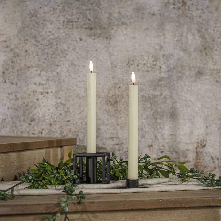 ENSEMBLE/ 2 - BOUGIE CONIQUE CRÈME RAINURÉE À FLAMME 3D DE 9,5" pour la vente par Ragon House