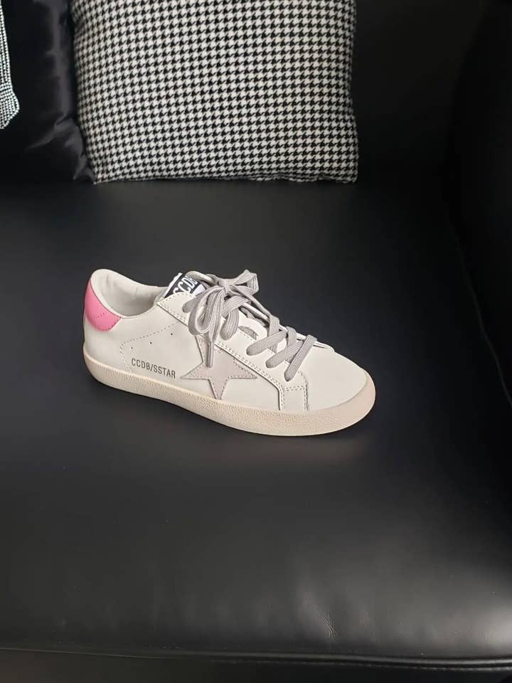 Torn and Trendy - Wholesale Lifestyle Sneakers - Women's - Grey Star with Pink Women’s Sneakers