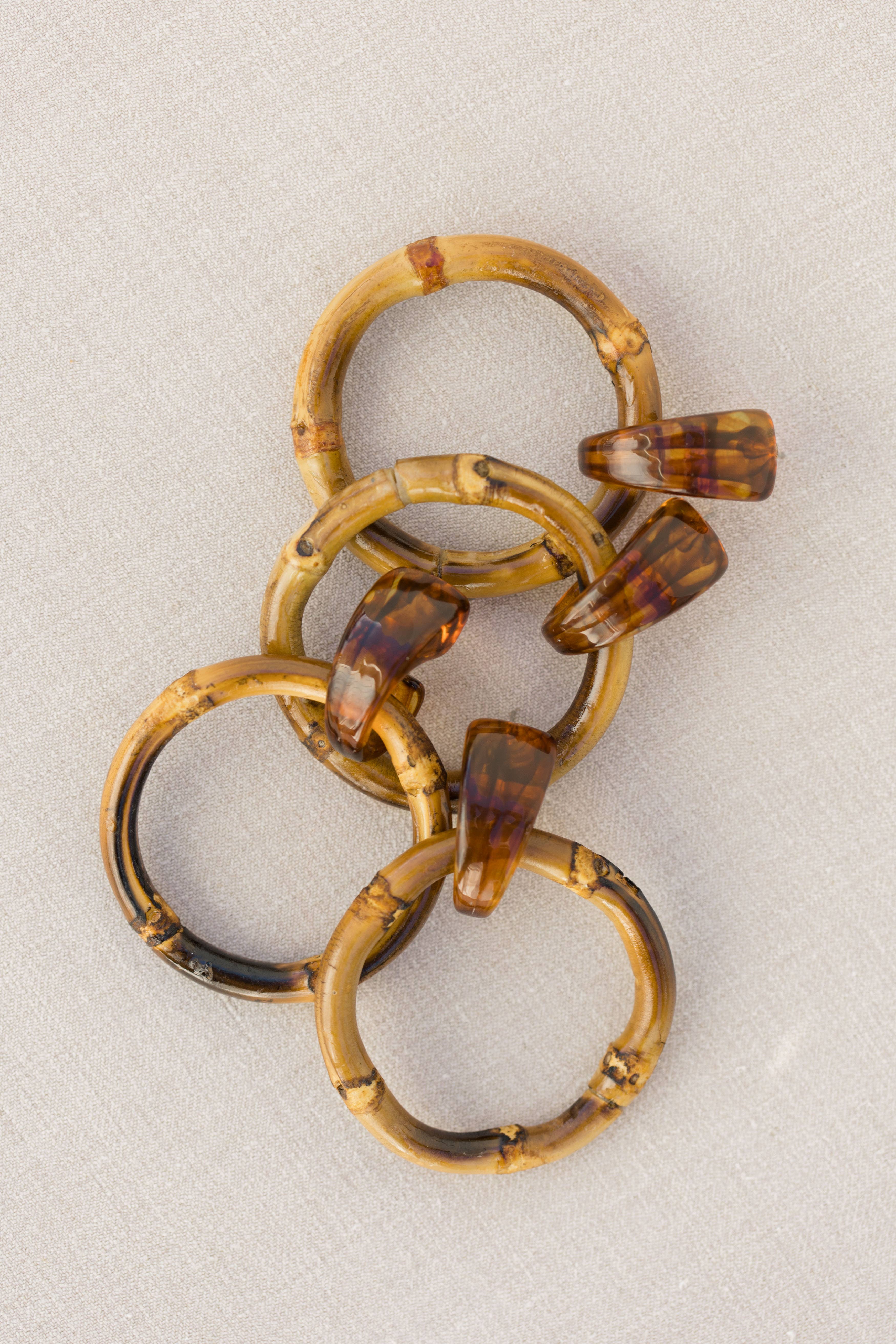 St Armands Designs of Sarasota - Wholesale Hangende/ronde oorbellen - Donkerbruine statement-oorbellen van bamboe7