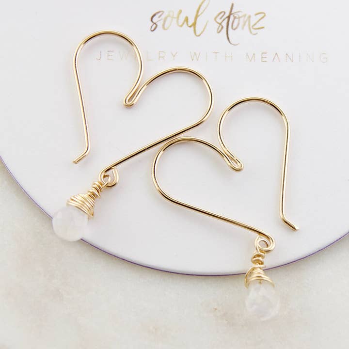 Petits cerceaux en forme de cœur en pierre précieuse - Pierre de lune pour la vente par Soul Stonz