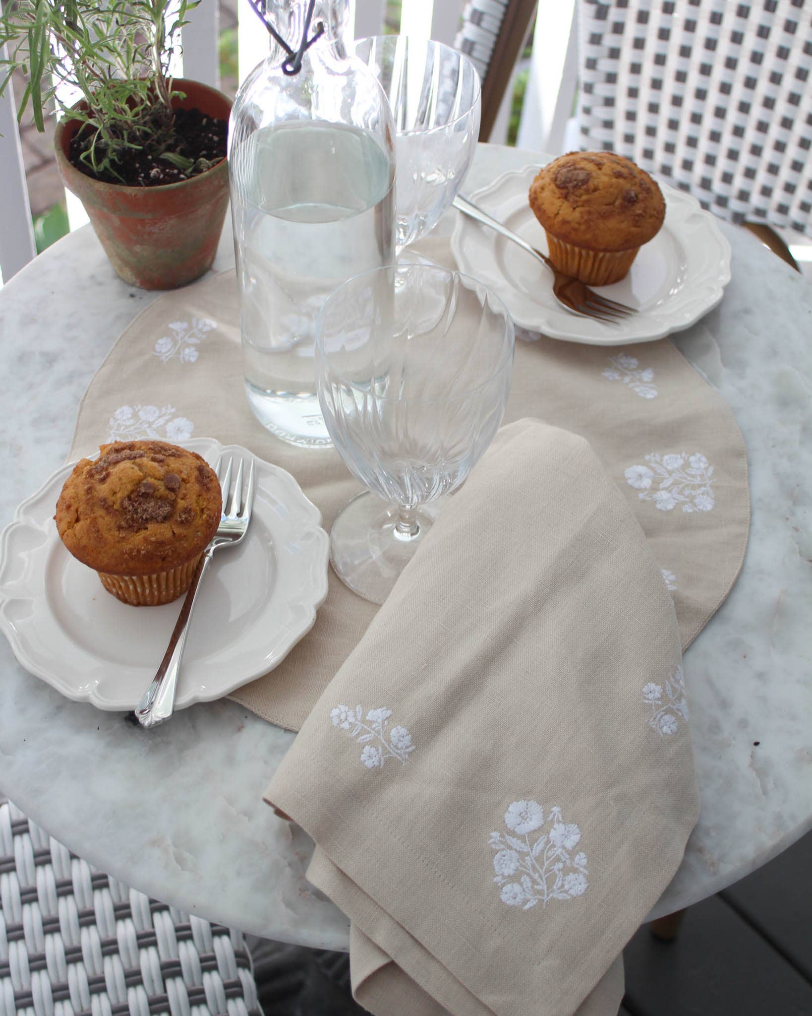 Natural White Embroidered Dinner Napkins in Linen Cotton, Set of Four for wholesale on Faire17