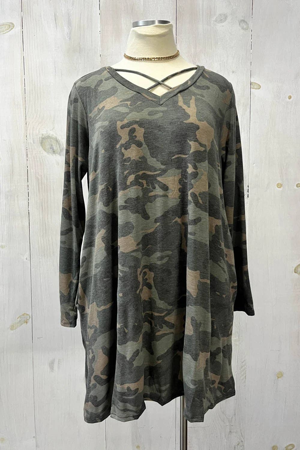 Verde camuflado Vestido Túnica Plus Size Camuflado de Manga Comprida com Decote Cruzado e Bolsos Laterais para venda a revendedores na Faire0
