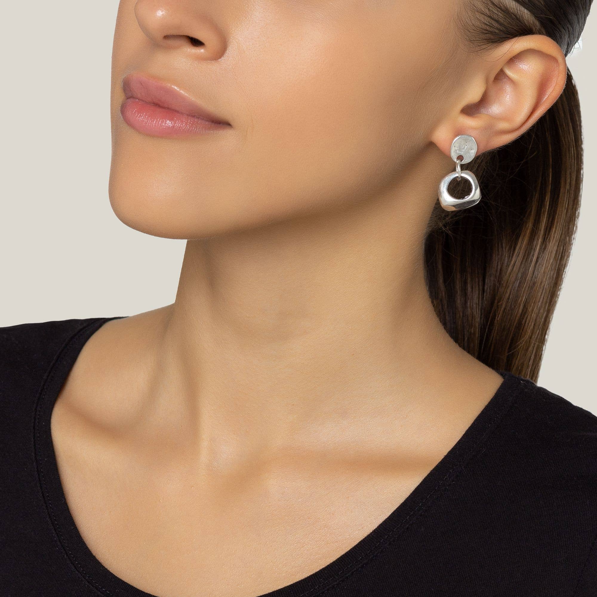 Gloria Mago – Großhandel Ohrhänger – Unregelmäßiger versilberter Ohrring aus Zamak1