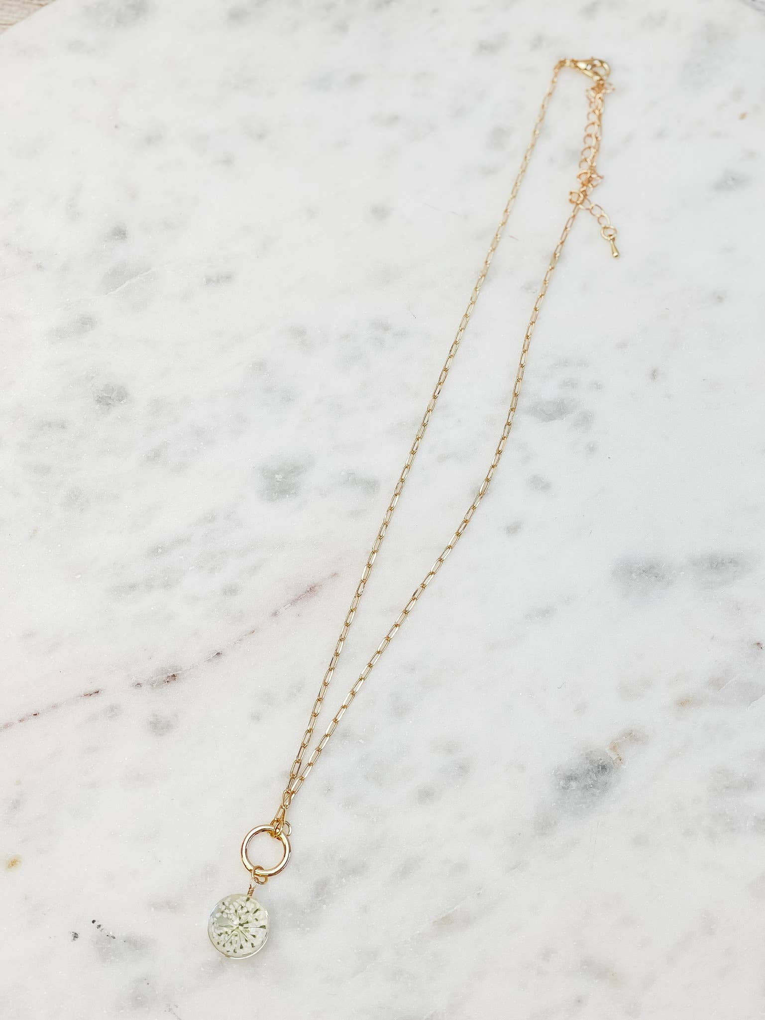 Prep Obsessed Wholesale - Wholesale Halskettinghanger - Halskettingen met geperste bloem1