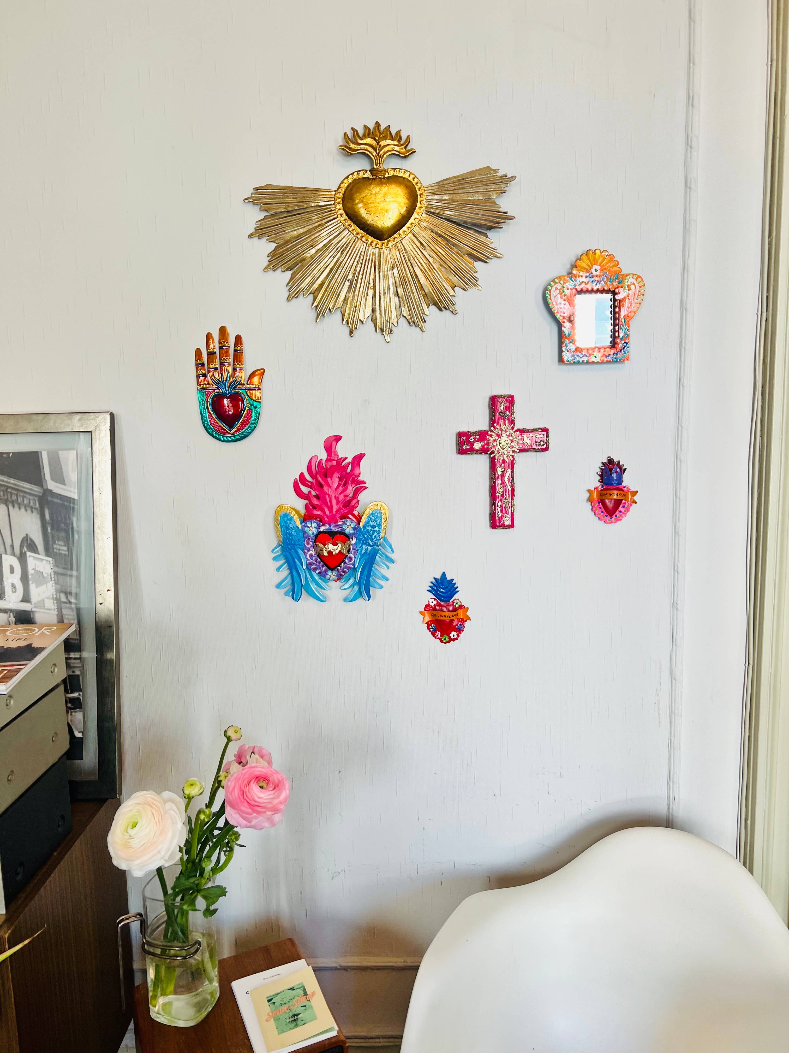 PINK PAMPAS - Vente Croix murales - Croix murale mexicaine en bois faite main, ornée de charmes ex voto4