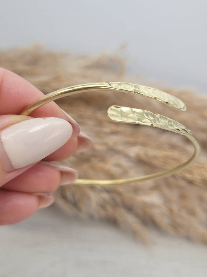 Golden hammered bracelet / Hammered jewellery / Adjustable / Simple bracelet / Minimal / Gift for wholesale by Laboheme