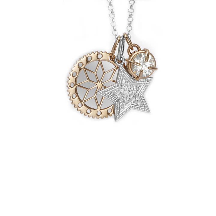 Set ciondolo a forma di fiore in oro rosa, disco stellato inciso e ciondolo a forma di gioiello per la vendita all'ingrosso da parte di One and One Studio