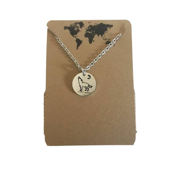 Collana con ciondolo circolare piccolo lupo ululato alla luna crescente per la vendita all'ingrosso da parte di Jamie Haley Designs