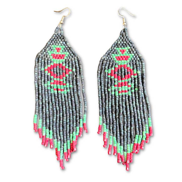 Boucles d'oreilles faites à la main avec motif géométrique perlé pour la vente par Los Colores de la Tierra