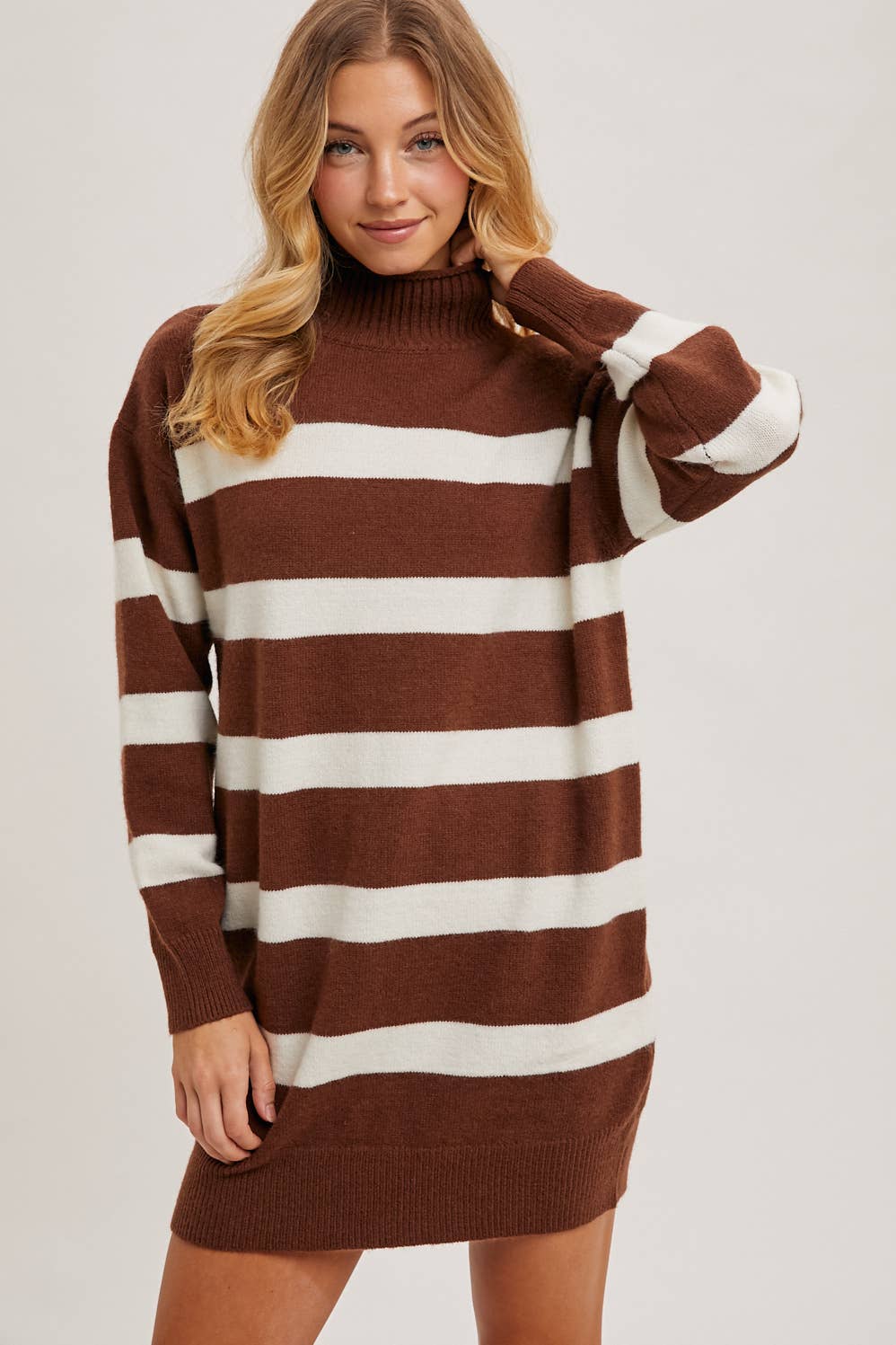 Bluivy – Großhandel Kleid – Damen – GESTREIFTES PULLOVERKLEID MIT ROLLKRAGEN2