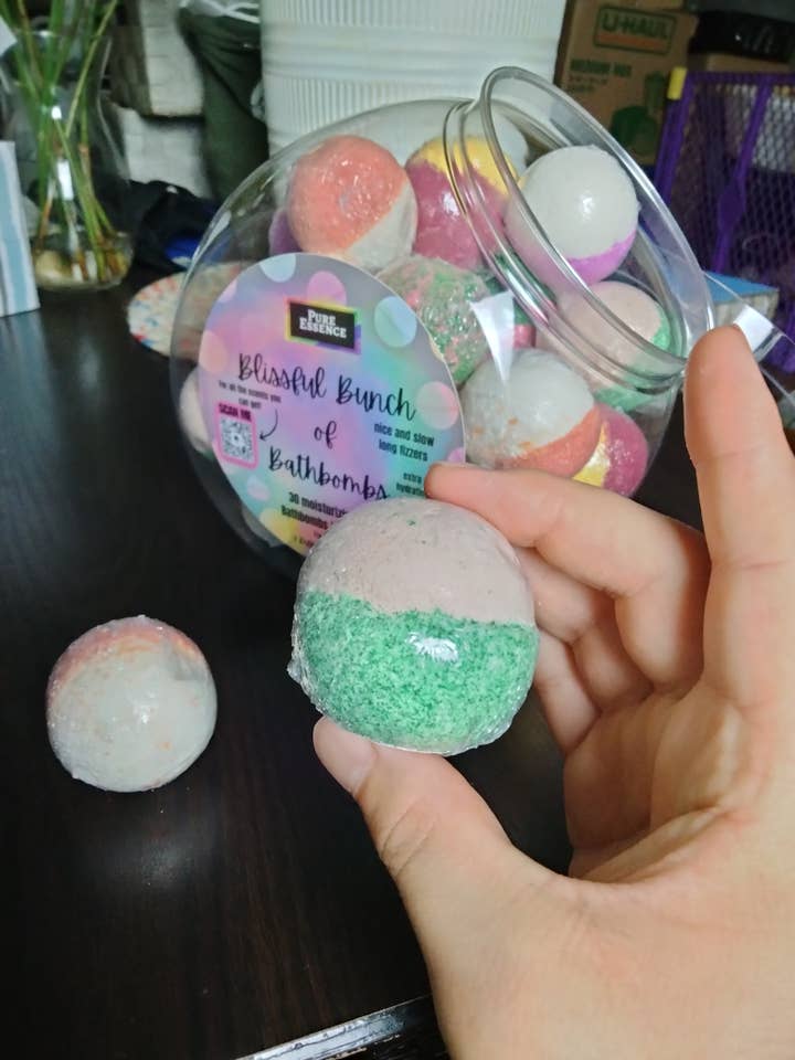 Minty Sage Bathbombs for wholesale by Pure Essence