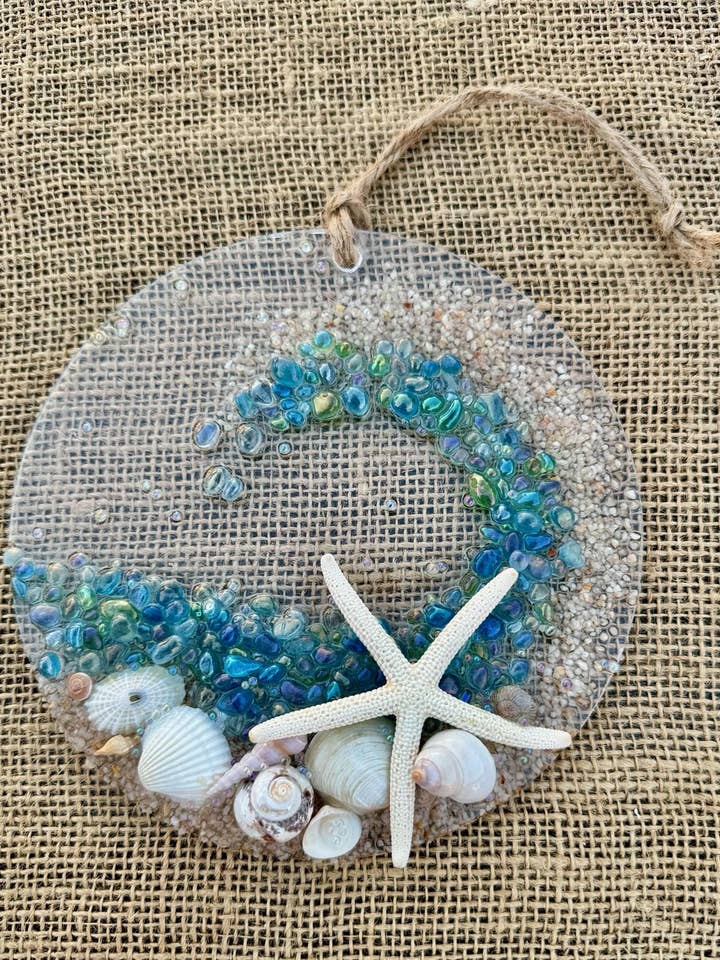 Attrape-soleil en verre perlé fait main avec vagues côtières et coquillages pour la vente par Sea Dreams Coastal Art