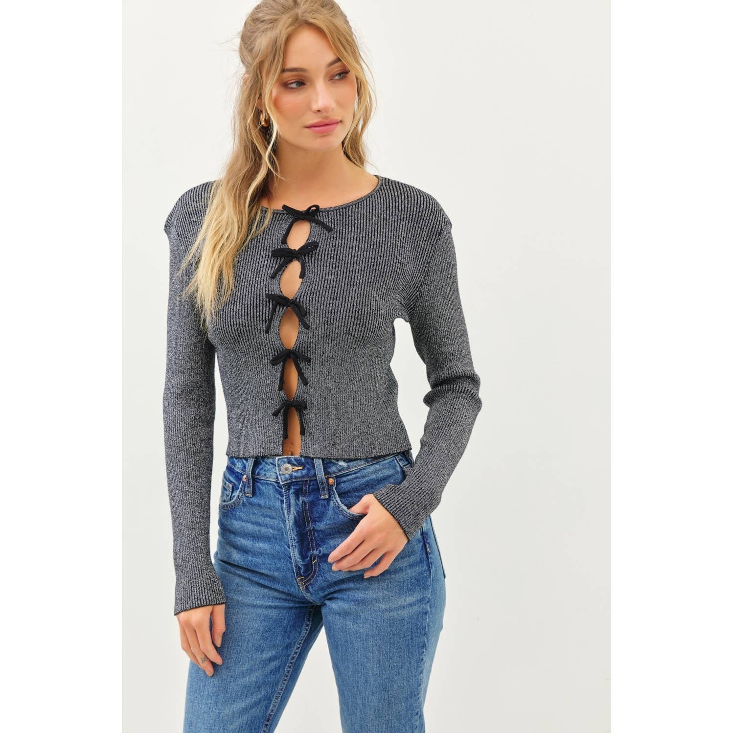 idem ditto – Großhandel Strickpullover – Damen – BOLD STATEMENT METALLIC STRICKPULLOVER MIT SCHLEIFEN21