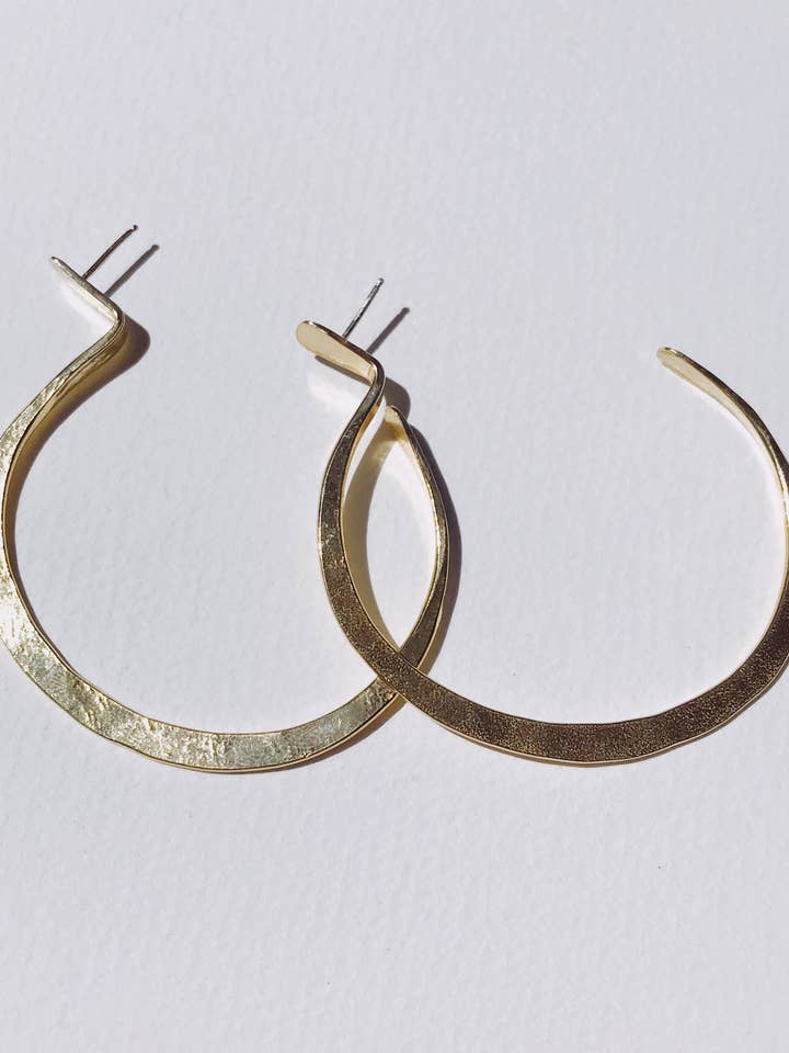 Flo Me La hoop-örhängen för wholesale av McKinley Mizar Fine Art & Jewelry